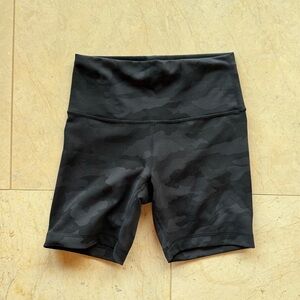 Lululemon wunder train hr 6" inseam bike short in black camo